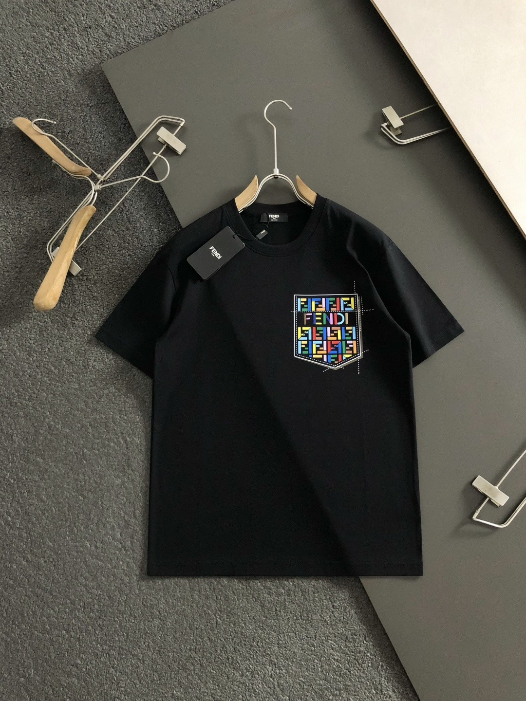 フェンディ 上下着 コピーFENDI限定セール新品半袖Ｔシャツ夏アイテム実用性