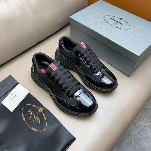 PRADA コピー プラダ コピー パテントレザースニーカー ローカット 洗練シルエット 軽快フィット