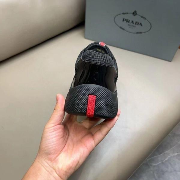 PRADA コピー プラダ コピー パテントレザースニーカー ローカット 洗練シルエット 軽快フィット