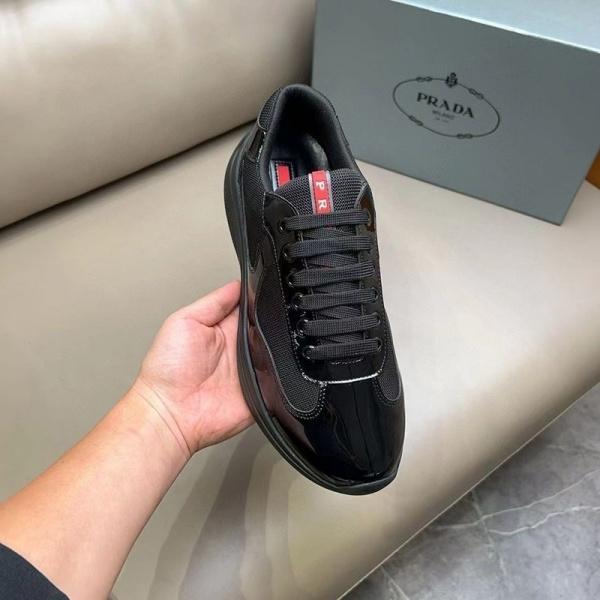 PRADA コピー プラダ コピー パテントレザースニーカー ローカット 洗練シルエット 軽快フィット
