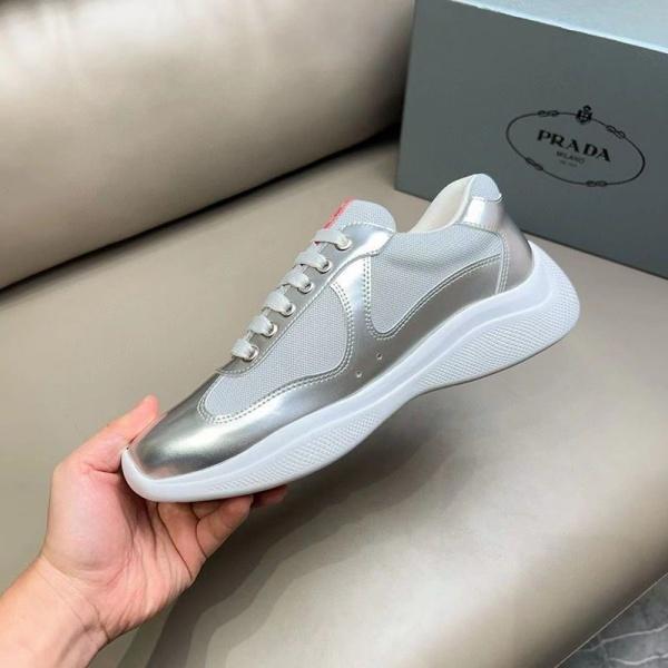 PRADA コピー プラダ コピー パテントレザースニーカー ローカット 洗練シルエット 軽快フィット