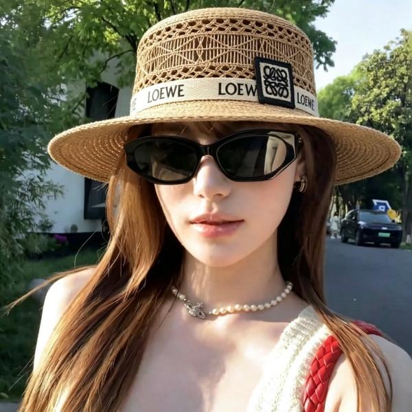 LOEWE ロエベ風 爆売れ ラフィア編み 平顶ハット レディース 透かし編み 麦わら帽子 ロゴテープ付き リゾート映え 日差し対策 旬顔人気