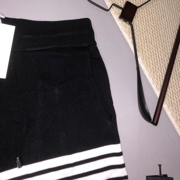 THOM BROWNE トムブラウン 4BARニットショーツ ハーフパンツ イージーウエスト リラックスフィット 着回し力抜群 デイリー主力 ユニセックス
