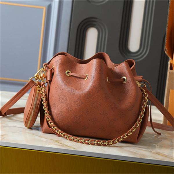 巾着バッグ モノグラム型押し チェーン付き LOUIS VUITTON ルイヴィトン コピー ドローストリング仕様 2026新作 こなれ見え