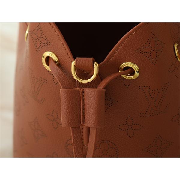 巾着バッグ モノグラム型押し チェーン付き LOUIS VUITTON ルイヴィトン コピー ドローストリング仕様 2026新作 こなれ見え