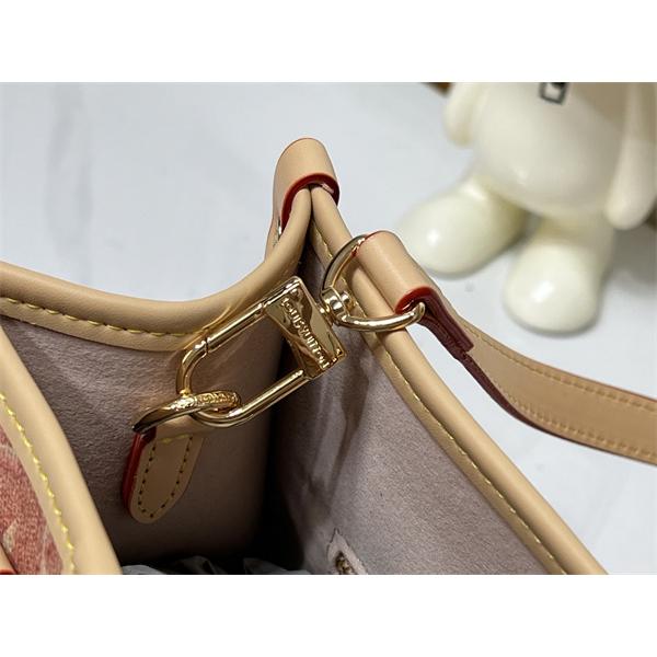 ショルダーバッグ モノグラム総柄 レザー調トリム LOUIS VUITTON ルイヴィトン コピー チャーム付き きれいめカジュアル
