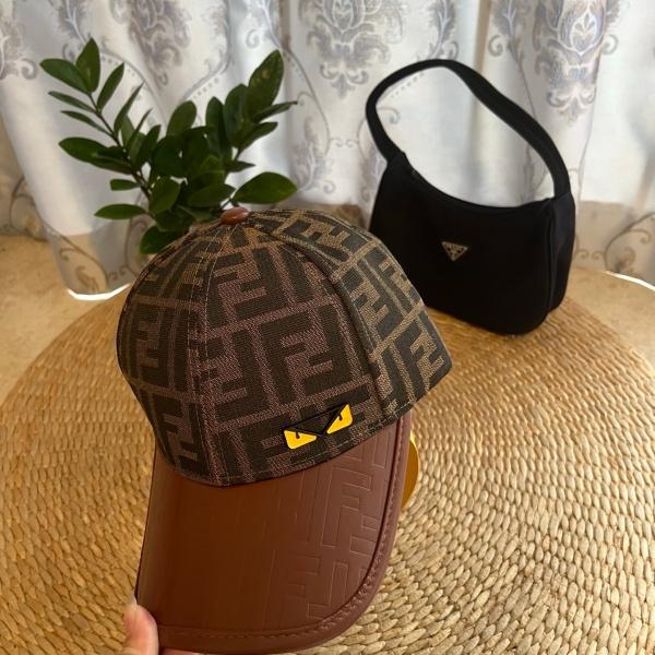 FENDI コピー モンスターアイ キャップ FF総柄 ベースボールキャップ 旬顔 人気上昇中 ユニセックス