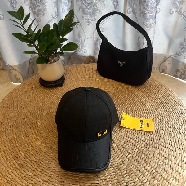 FENDI コピー モンスターアイ キャップ FF総柄 ベースボールキャップ 旬顔 人気上昇中 ユニセックス