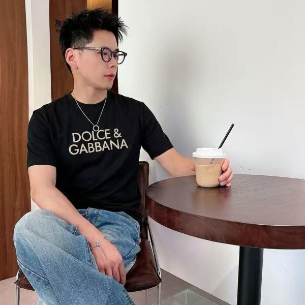 DOLCE&GABBANA コピー ロゴプリント半袖Tシャツ 2026新作 旬顔 着映え デイリー主力