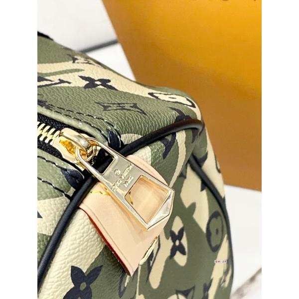 モノグラム カモフラージュ柄 人気上昇中 キーポル風 LOUIS VUITTON ルイヴィトン コピー バッグ 旅行対応 大容量スタイル