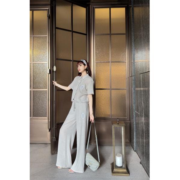 上品カジュアル きれいめニット風トップス×パンツ こなれ感 DIOR ディオール コピー セットアップ 通勤対応 軽量 快適デイリー