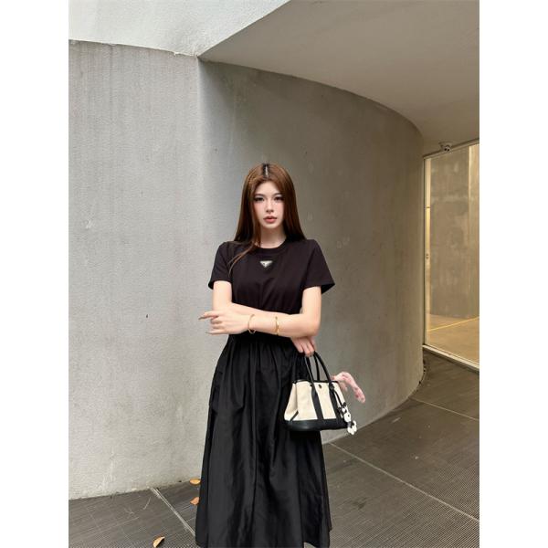 2026ss ギャザーデザイン フレアワンピース ミニマルシルエット PRADA プラダ コピー ワンピース フェミニンモードスタイル