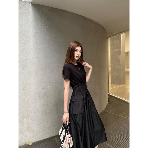 2026ss ギャザーデザイン フレアワンピース ミニマルシルエット PRADA プラダ コピー ワンピース フェミニンモードスタイル