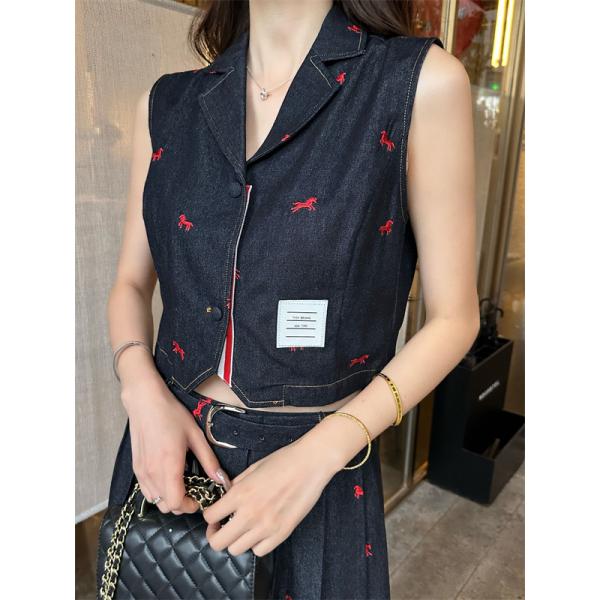 ブラックデニム風セットアップ レトロ刺繍デザイン 上品スタイル THOM BROWNE トムブラウン コピー セットアップ 収納力抜群 きれいめコーデ