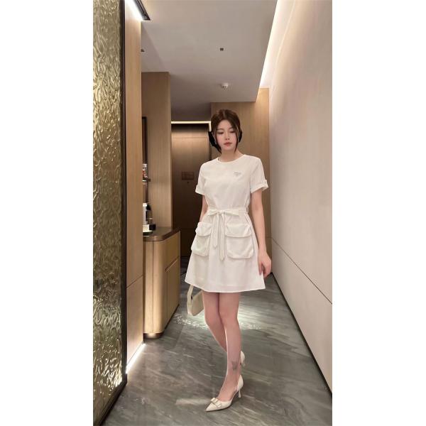 ロゴワンピース ウエストリボンデザイン 大人可愛い PRADA プラダ コピー ワンピース きれいめカジュアル 2026新作