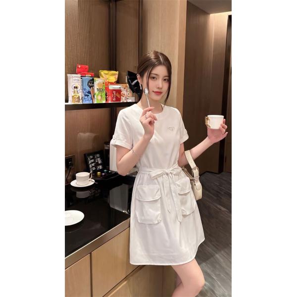 ロゴワンピース ウエストリボンデザイン 大人可愛い PRADA プラダ コピー ワンピース きれいめカジュアル 2026新作