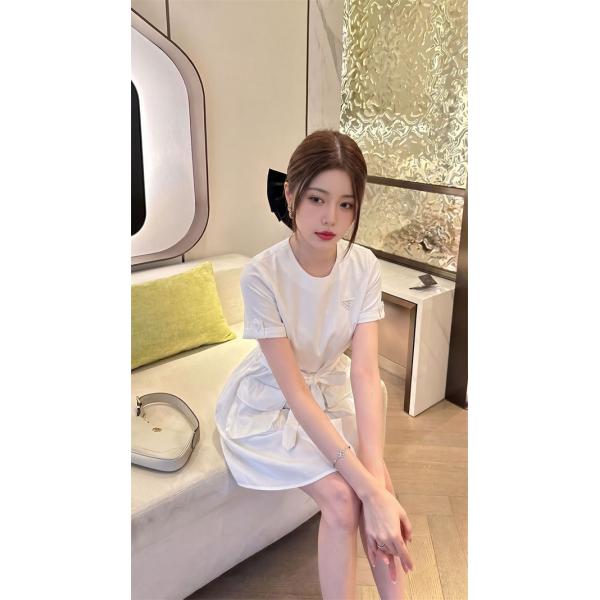 ロゴワンピース ウエストリボンデザイン 大人可愛い PRADA プラダ コピー ワンピース きれいめカジュアル 2026新作