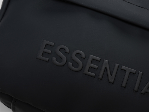 新作入荷 スクエア型収納 多機能ポケット付き ESSENTIALS エッセンシャルズ コピー バッグ 実用性重視 ユニセックス仕様