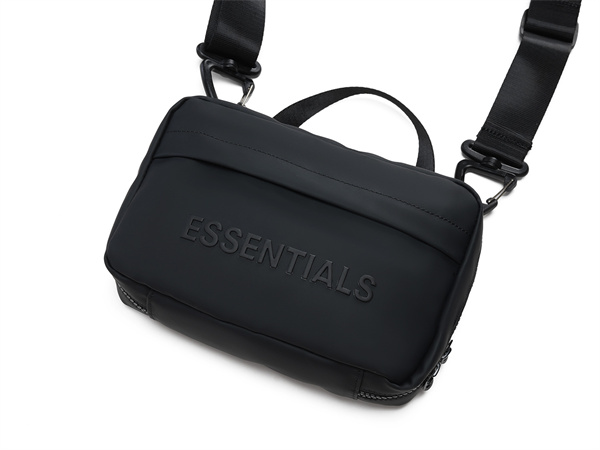 新作入荷 スクエア型収納 多機能ポケット付き ESSENTIALS エッセンシャルズ コピー バッグ 実用性重視 ユニセックス仕様
