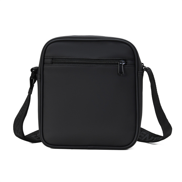クロスボディバッグ フロントポケット付き 収納力抜群 ESSENTIALS エッセンシャルズ コピー バッグ スクエアデザイン 軽量素材