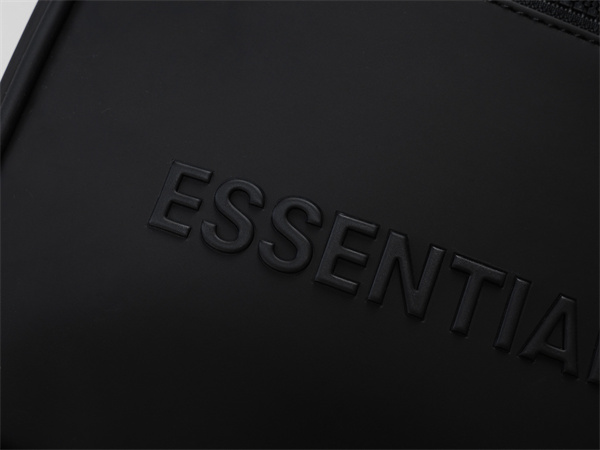 クロスボディバッグ フロントポケット付き 収納力抜群 ESSENTIALS エッセンシャルズ コピー バッグ スクエアデザイン 軽量素材