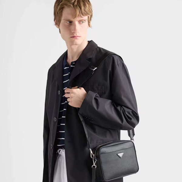 PRADA コピー プラダ コピー サフィアーノレザー ショルダーバッグ スクエアバッグ クロスボディ 軽量 人気 2026新作