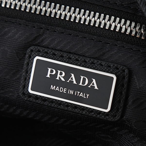 PRADA コピー プラダ コピー サフィアーノレザー ショルダーバッグ スクエアバッグ クロスボディ 軽量 人気 2026新作