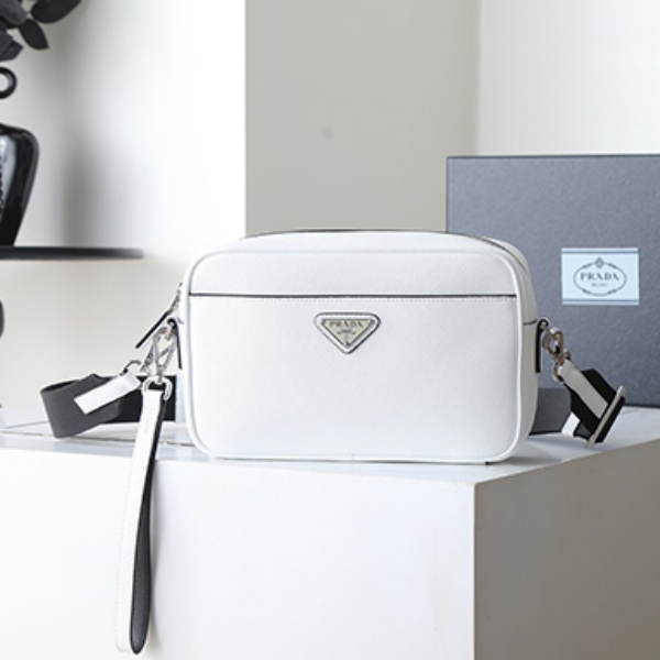 PRADA コピー プラダ コピー サフィアーノレザー ショルダーバッグ スクエアバッグ クロスボディ 軽量 人気 2026新作