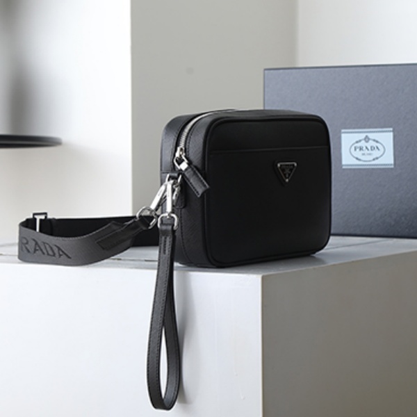 PRADA コピー プラダ コピー サフィアーノレザー ショルダーバッグ スクエアバッグ クロスボディ 軽量 人気 2026新作