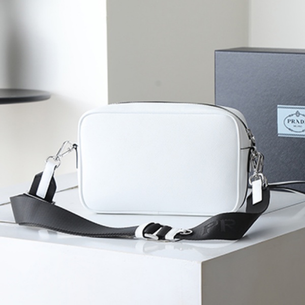 PRADA コピー プラダ コピー サフィアーノレザー ショルダーバッグ スクエアバッグ クロスボディ 軽量 人気 2026新作