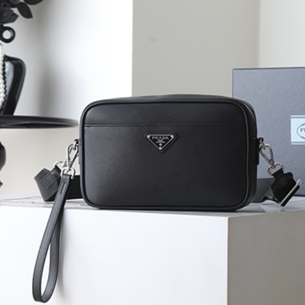 PRADA コピー プラダ コピー サフィアーノレザー ショルダーバッグ スクエアバッグ クロスボディ 軽量 人気 2026新作