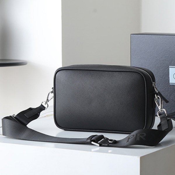 PRADA コピー プラダ コピー サフィアーノレザー ショルダーバッグ スクエアバッグ クロスボディ 軽量 人気 2026新作