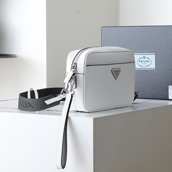 PRADA コピー プラダ コピー サフィアーノレザー ショルダーバッグ スクエアバッグ クロスボディ 軽量 人気 2026新作
