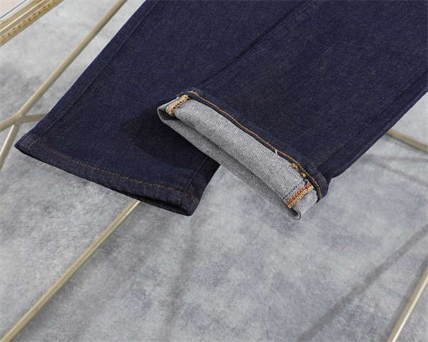 Berluti デニムパンツ ロゴパッチデザイン すっきり見え 大人コーデ向け 着回ししやすい定番
