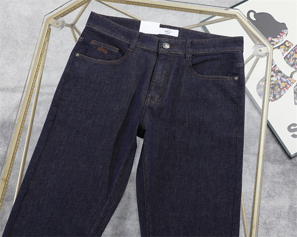 Berluti デニムパンツ ロゴパッチデザイン すっきり見え 大人コーデ向け 着回ししやすい定番
