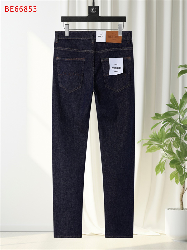 Berluti デニムパンツ ロゴパッチデザイン すっきり見え 大人コーデ向け 着回ししやすい定番