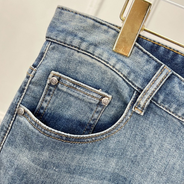 LOEWE コピー ロエベ コピー アナグラム刺繍 スリムストレート デニムパンツ ウォッシュ加工 コットンデニム 2026新作