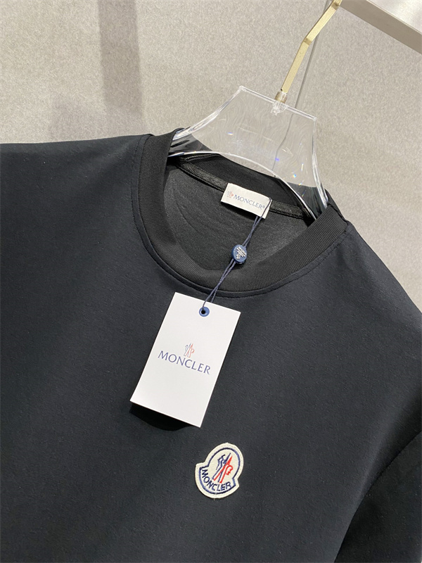 スポーティカジュアル 半袖トップス ハーフパンツ リラックスシルエット MONCLER モンクレール コピー セットアップ デイリー対応