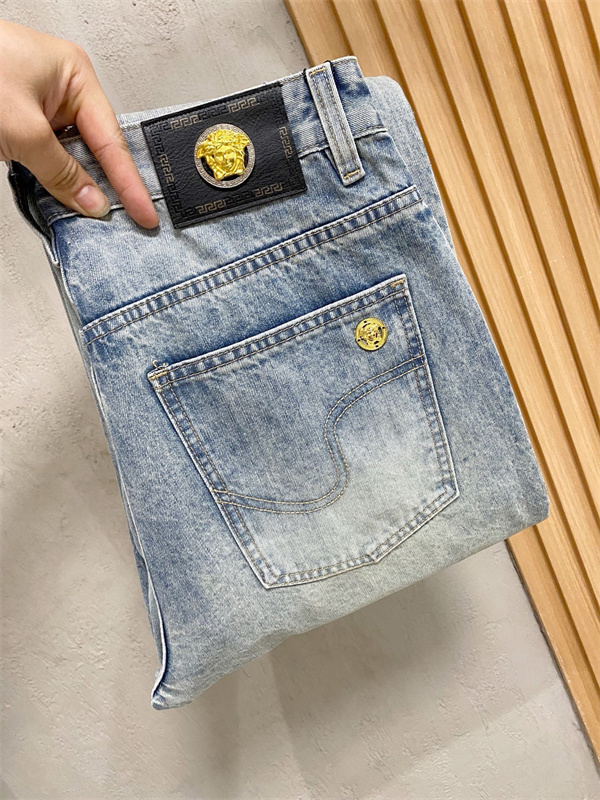 ライトウォッシュ トレンドスタイル ストリートラグジュアリー VERSACE ヴェルサーチ コピー デニムパンツ 定番アイテム