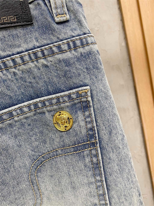 ライトウォッシュ トレンドスタイル ストリートラグジュアリー VERSACE ヴェルサーチ コピー デニムパンツ 定番アイテム