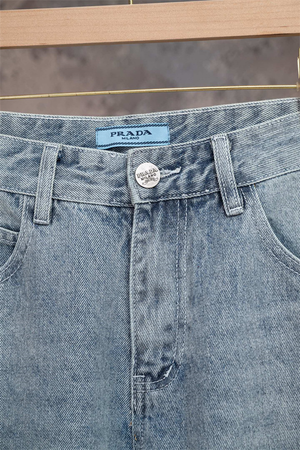 ロゴデザイン ウォッシュ加工 ストリートスタイル PRADA プラダ コピー デニムショーツ カジュアルコーデ