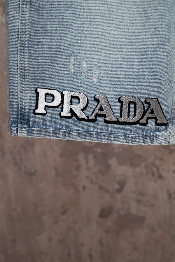 ロゴデザイン ウォッシュ加工 ストリートスタイル PRADA プラダ コピー デニムショーツ カジュアルコーデ