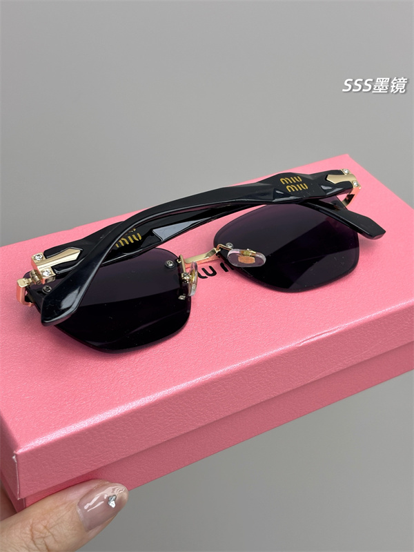 miumiu ハバナ　スクエア　メタルブリッジ　サングラス　黒 スクエアフレーム メタルブリッジ アイコニックデザイン MIUMIU ミュウ