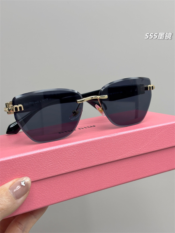 スクエアフレーム メタルブリッジ アイコニックデザイン MIUMIU ミュウ
