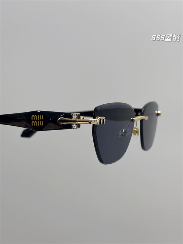 miumiu ハバナ　スクエア　メタルブリッジ　サングラス　黒 スクエアフレーム メタルブリッジ アイコニックデザイン MIUMIU ミュウ