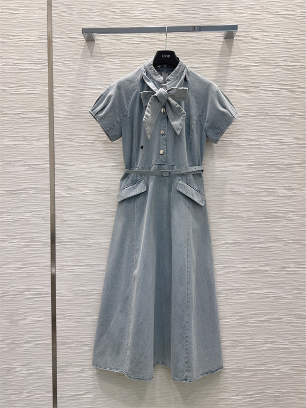 DIOR ディオール コピー ワンピース デニムデザイン クラシカルムード デイリースタイル 季節感のある装い