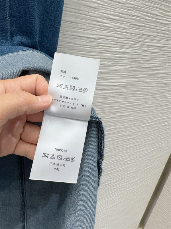 DIOR ディオール コピー ワンピース デニムデザイン クラシカルムード デイリースタイル 季節感のある装い