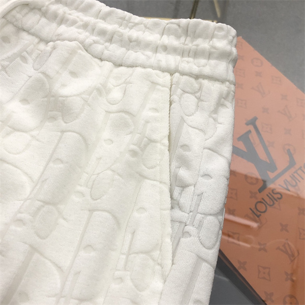 ジャカードモチーフ リラックススタイル 夏コーデ 休日ファッション DIOR ディオール コピー ショートパンツ 抜け感