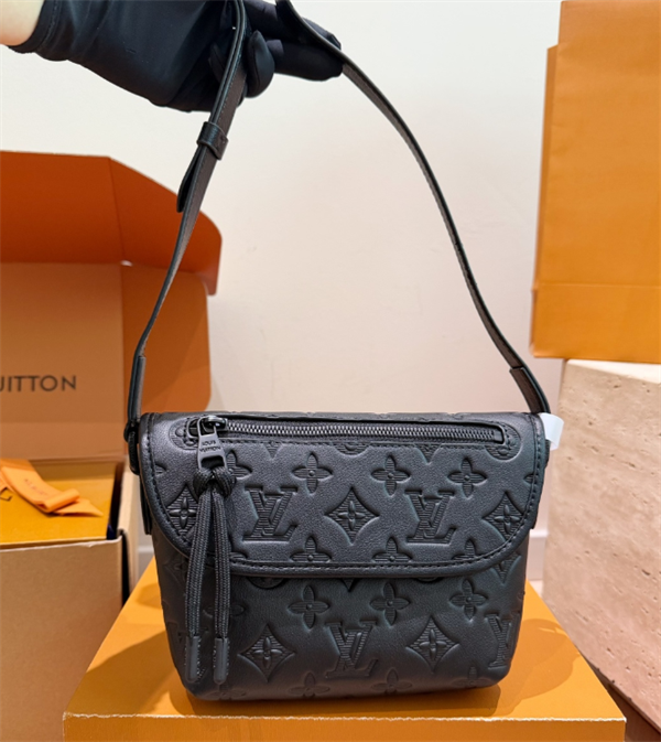 超人気ルイビトンショルダーバッグコピーLOUIS VUITTON District PM 15*15cm個性的