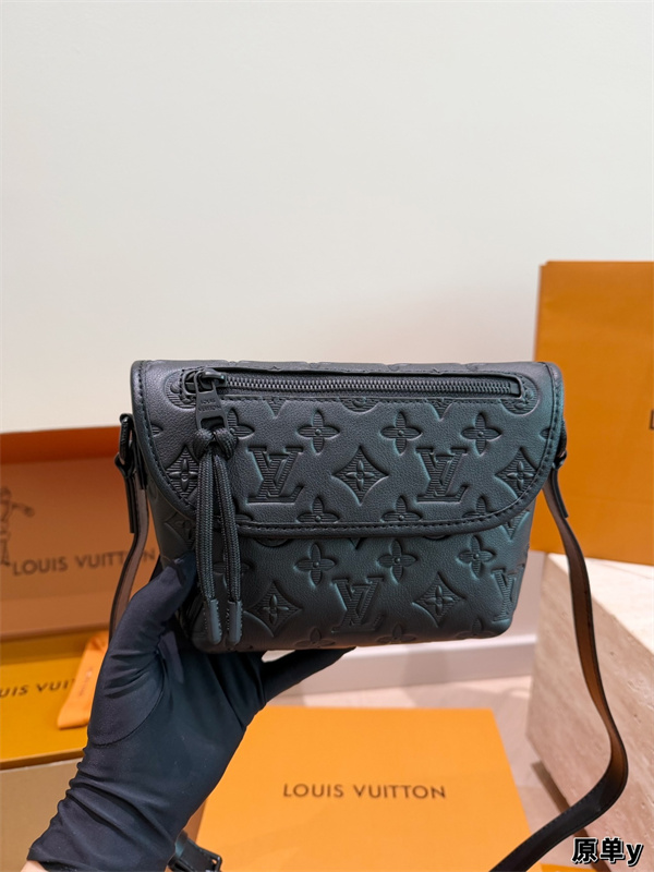 超人気ルイビトンショルダーバッグコピーLOUIS VUITTON District PM 15*15cm個性的